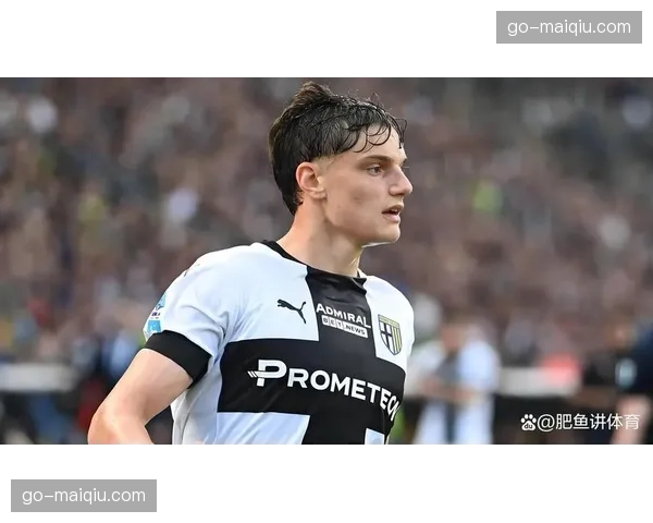 突发伤病，斯图加特前锋吉拉西无对抗情况下倒地，被担架抬离场