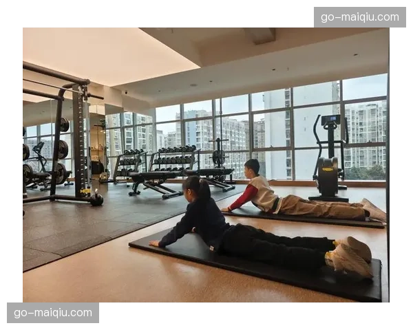 走进校园的“小小举重课”:一项旨在改善青少年体态的公益计划