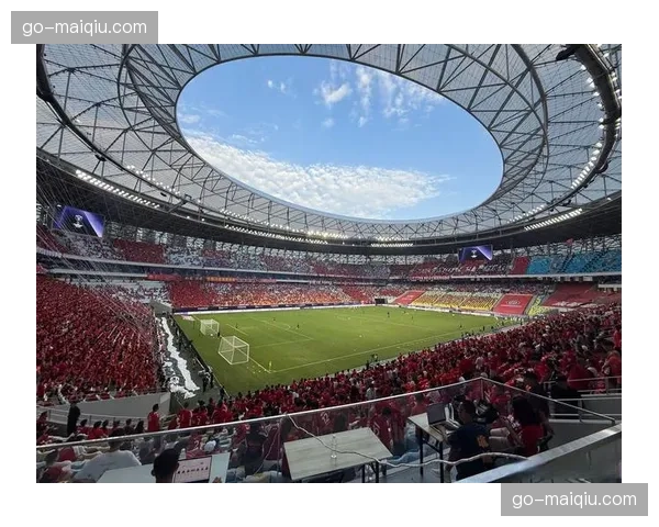 镜头记录:谢菲联老将夏普打入俱乐部生涯百球后,看台落下致敬TIFO