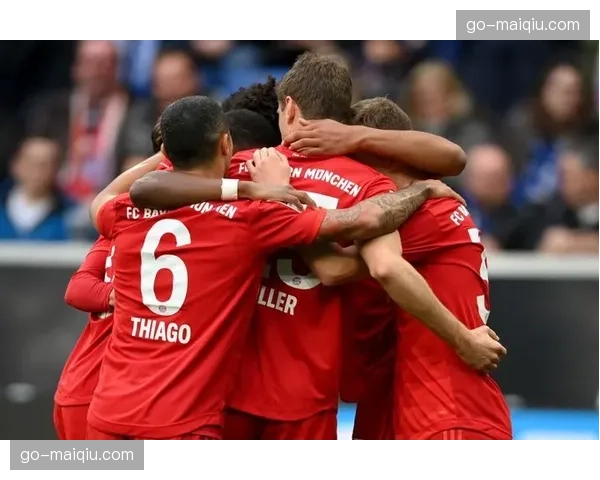 比赛第34分钟,拜仁球迷向场内投掷杂物导致比赛短暂中断 比赛第34分钟,拜仁球迷向场内投掷杂物导致比赛短暂中断